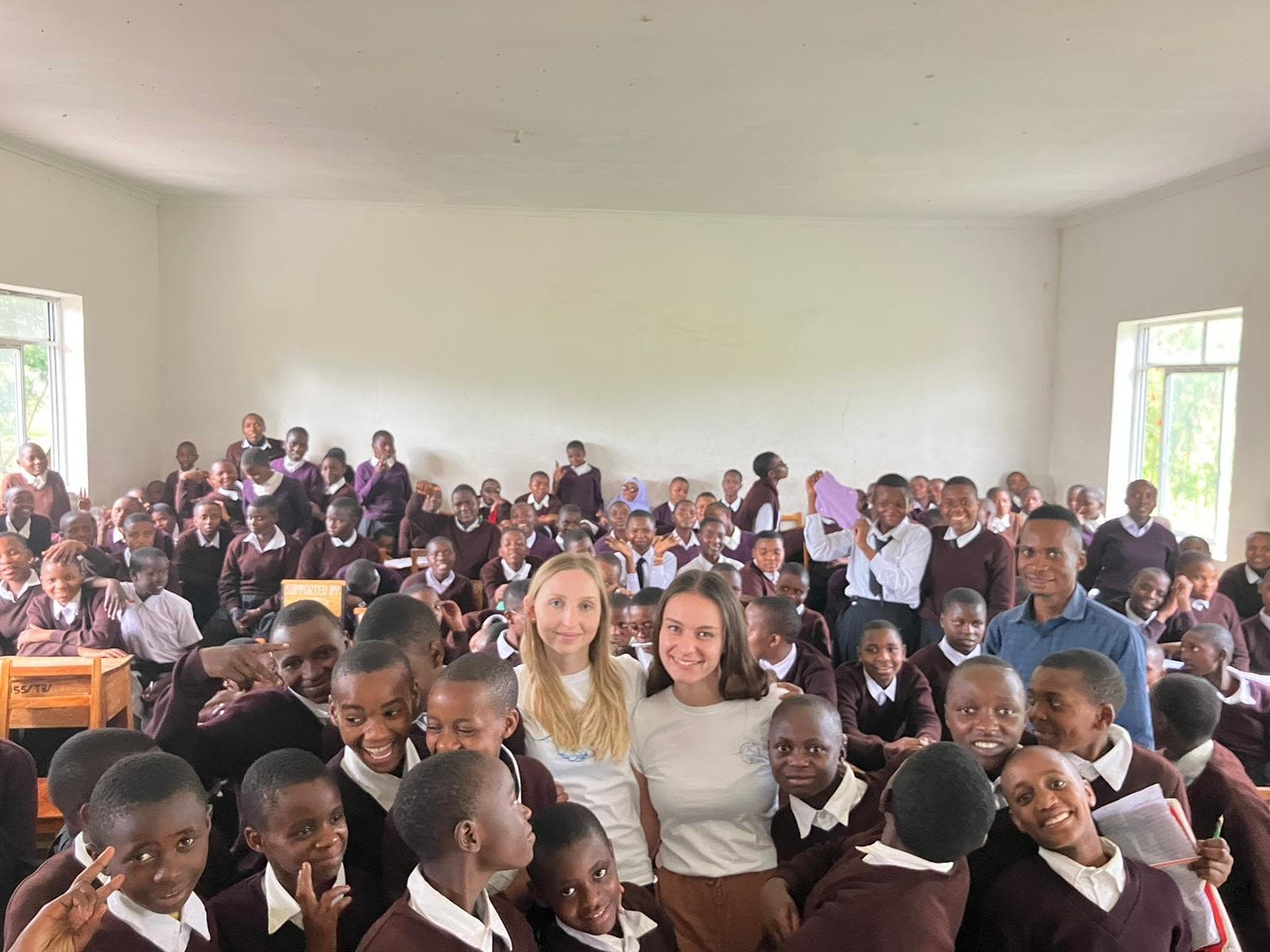 Fizioterapevtka obravnava pacienta na terenu v Mbeyi v Tanzaniji.